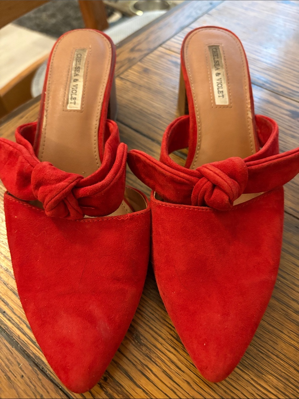 EUC  W Sz 8.5 Chelsea & Violet Red Suede Knotted Slip-On Mules